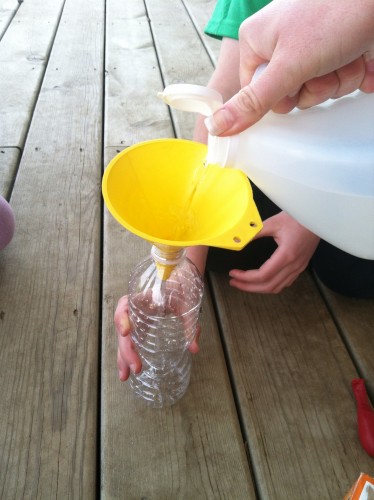 blow up balloons with vinegar and baking soda