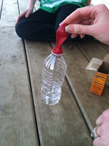 blow up balloons with vinegar and baking soda