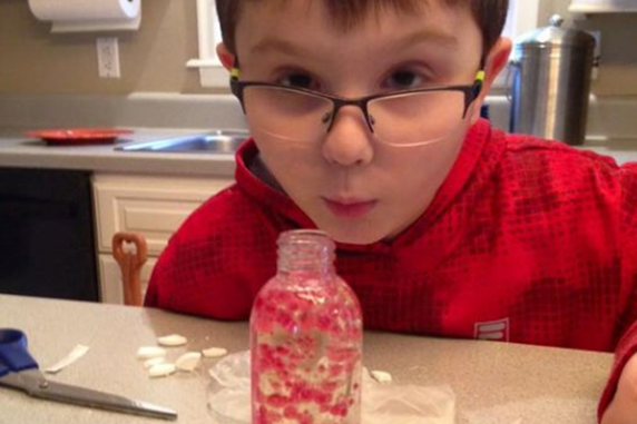 kid doing the lava lamp experiment